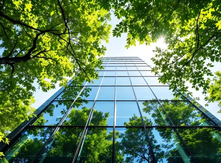Edifício moderno com fachada de vidro e árvores