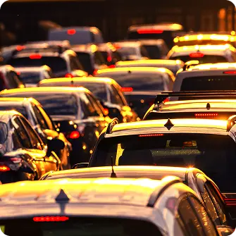 Trânsito intenso com carros